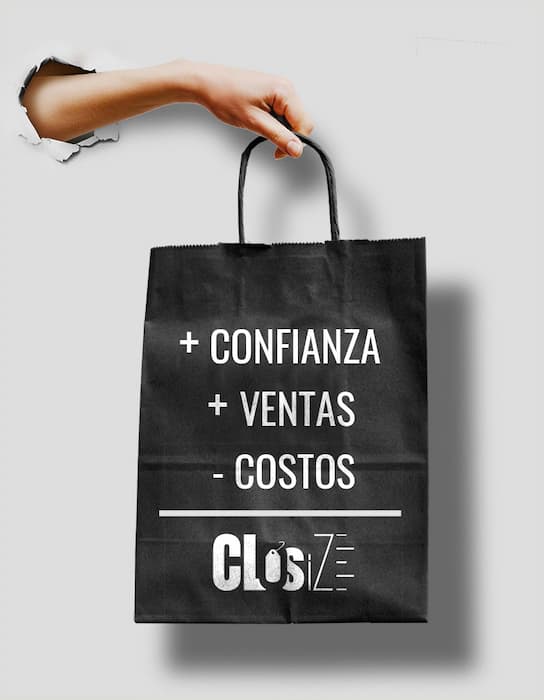 Mano sosteniendo bolsa de compras con impresión que dice: Closize, más confianza más ventas menos costos